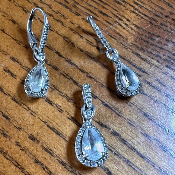 925 Sterling Silver Earrings Pendants
White crystal Genstone Halo Set. - Picture 2 of 4